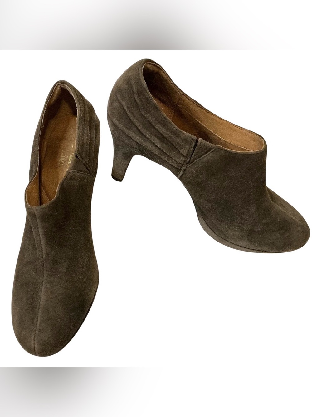 Clarks Artisan Womenโs 9M Taupe Suede Platform Shooties Ankle Booties Heels